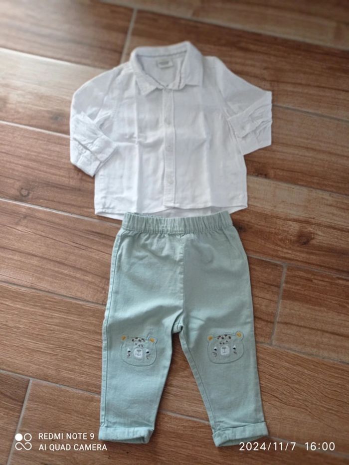 Ensemble 12 mois, Chino vert d'eau+ chemise blanche.