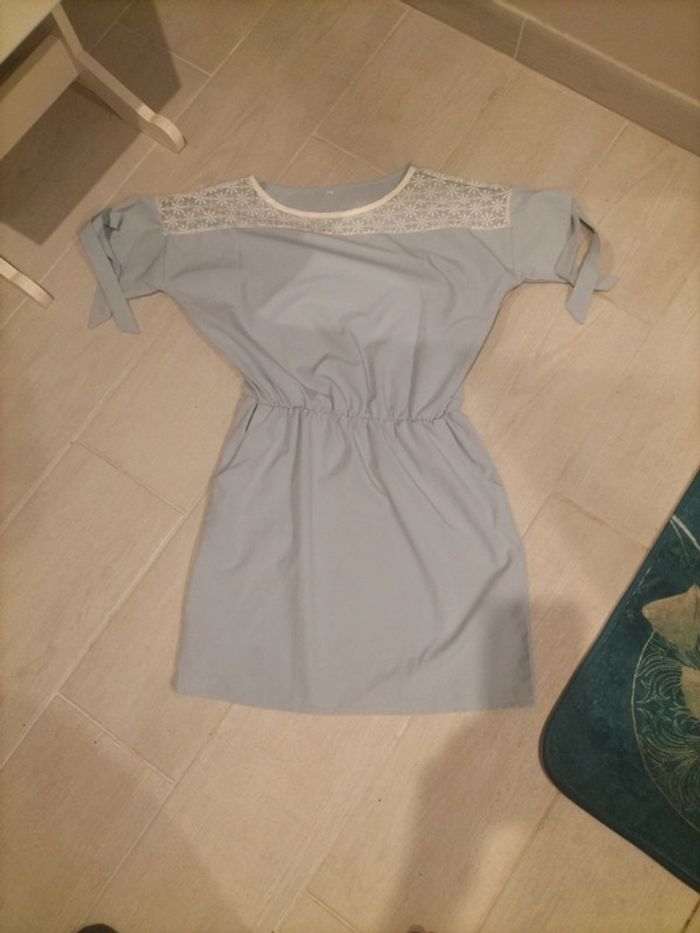 Jolie robe courte femme taille S grise avec effet dentelle