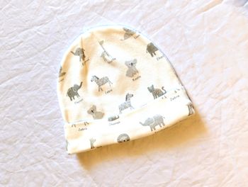 Petit Bonnet C & A Blanc Dessins Ecritures Animaux Zoo Animal Faune Accessoire Petits Enfants Bébés