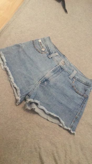 Petit short en 👖 clouté