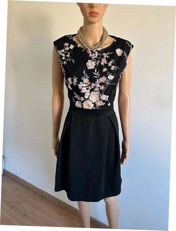 Robe noire neuve sans manches avec broderies et sequins LolaLiza taille 40 (valeur 60€)