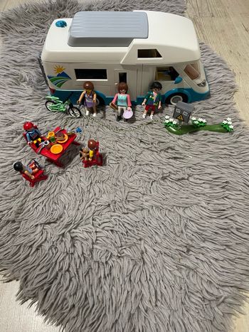 Camping car et famille playmobil