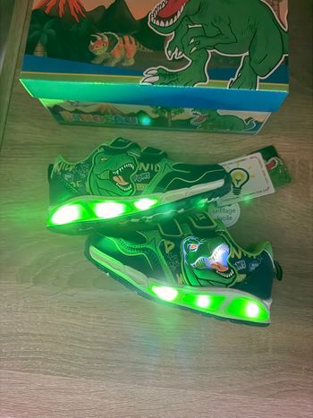 Basket dinosaures lumineux 