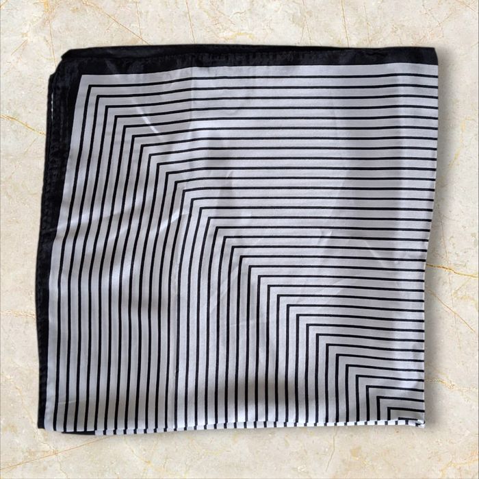 Foulard carre satiné noir et blanc a rayures - photo numéro 1