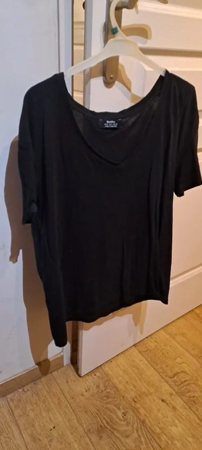 T Shirt noir manches courtes - Marque Bershka - Taille 36 - Bon état. - photo numéro 2