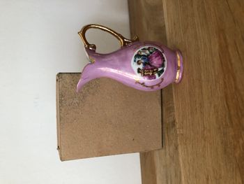 Petite cruche rose miniature en porcelaine et sa boîte