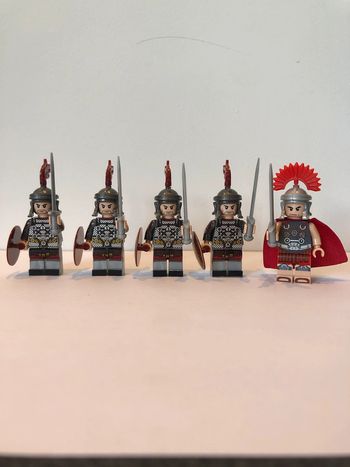 Figurine type lego Centurion et 4 soldats romains