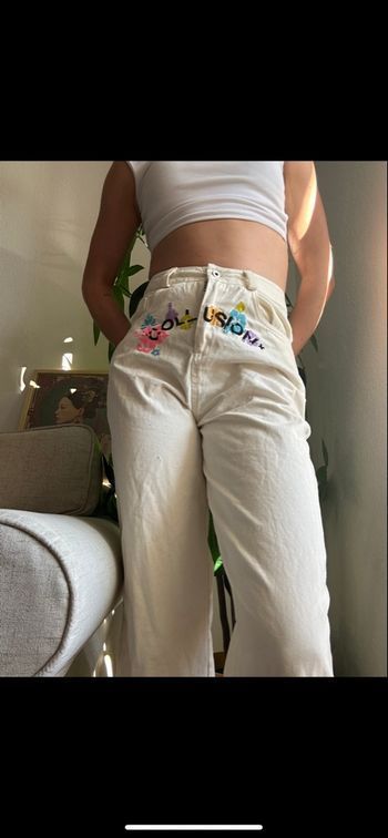 Pantalon blanc collusion avec écriture à l’avant colorée