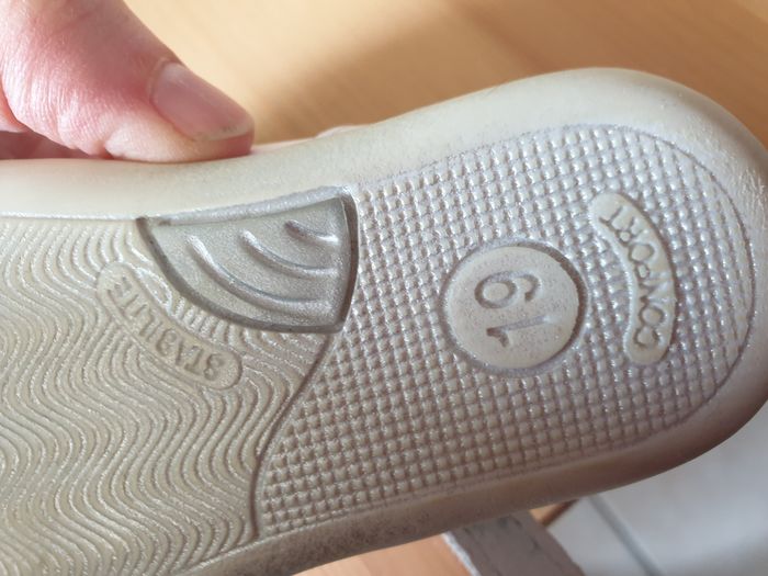 Sandales blanches - Taille 19 - photo numéro 2