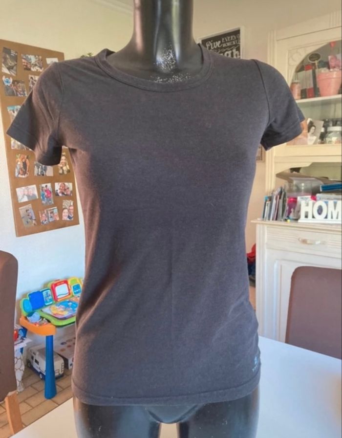 T-shirt sport manches courtes TRÈS BON ÉTAT pour femme taille 40 couleur noir - photo numéro 2