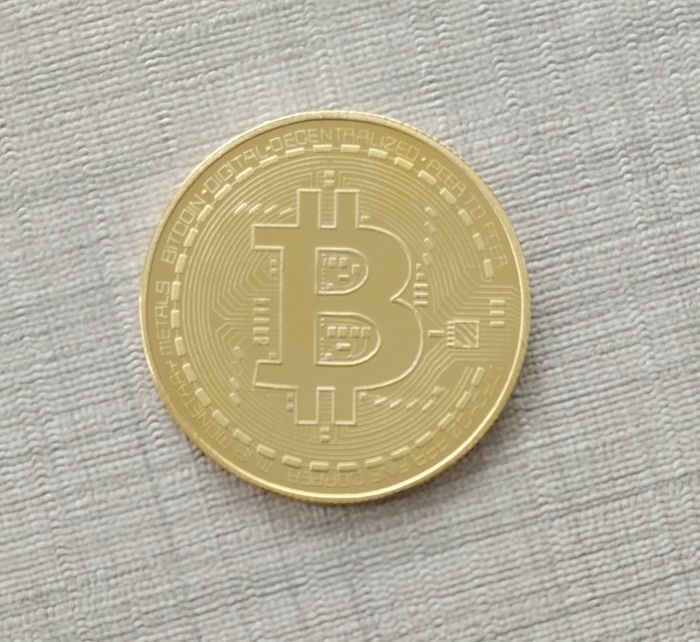Pièce Bitcoin plaquée or - photo numéro 3