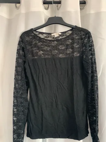 Pull léger à dentelle