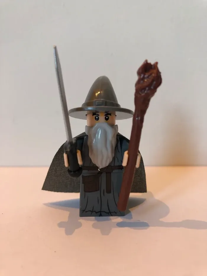 Figurine type lego Gandalf le gris. le seigneur des anneaux