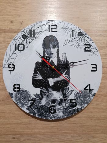 Horloge relief Mercredi, wednesday