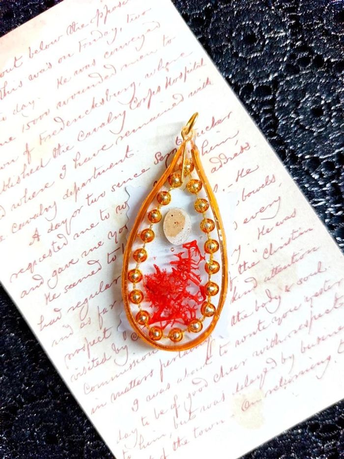 magnifique pendentif en résine avec une image religieuse - photo numéro 3