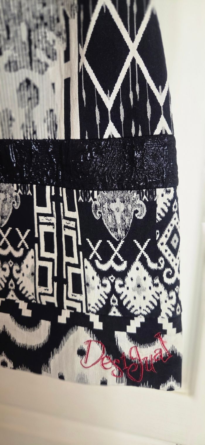 Robe Desigual T36 – Motif ethnique noir & blanc brodé – Pièce originale ✨ - photo numéro 3