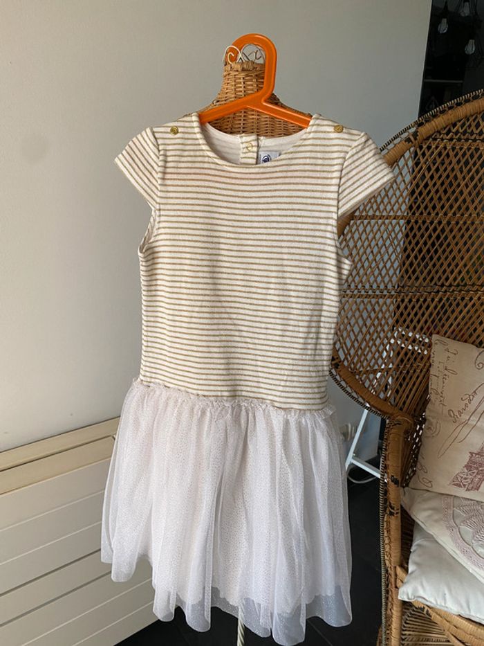 Robe Petit Bateau blanche et dorée à rayures avec jupe en tulle et paillettes taille 10 ans - photo numéro 2
