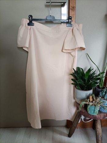 Robe rose pâle épaules dénudées