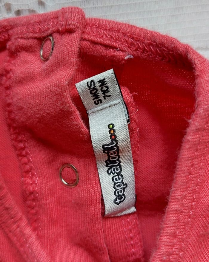 Haut rouge Tape à l'œil, en très bon état, taille 9 mois - photo numéro 2