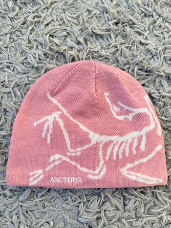 Bonnet Arc’teryx Bird Head Toque Rose – Logo Blanc – Neuf