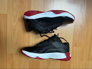 Air Jordan 11 CMFT noir et rouge taille 38 neuf