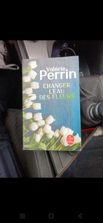 Changer l’eau des fleurs