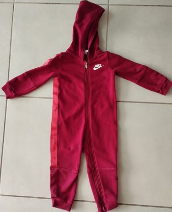 Combinaison à capuche Nike , en excellent état ( taille 2 ans)