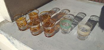 Petits verres anciens différentes couleurs