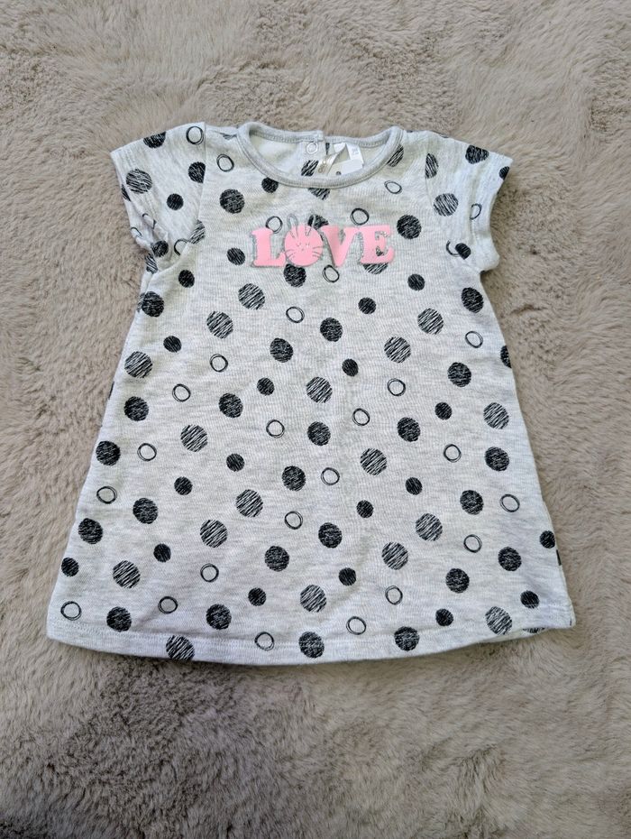Robe Orchestra 9 mois – grise à pois – inscription LOVE rose – très bon état
