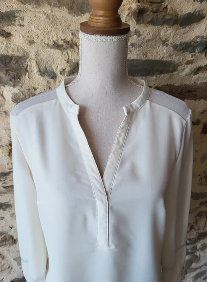 Blouse écrue manches longues détail voile et dentelle Taille M ou 38 - photo numéro 2
