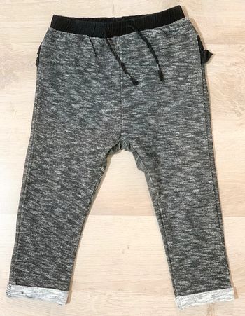 Pantalon Zara 18/24 mois avec froufrous sur l’arrière