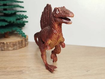 Figurine Dinosaure spinosaure bordeaux