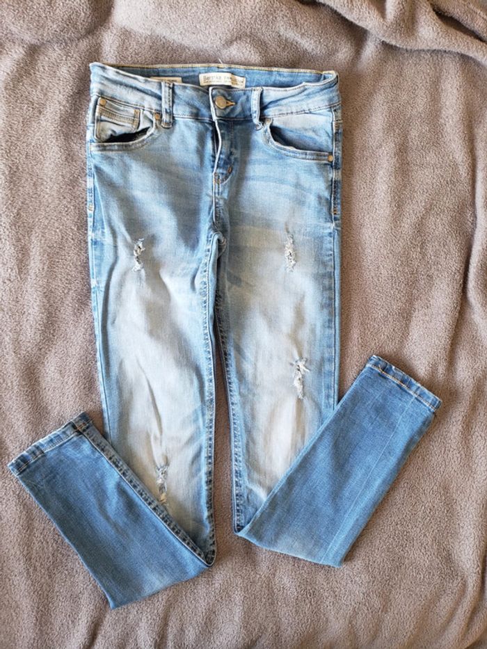 Jean troué, taille 34, bershka, très bon état