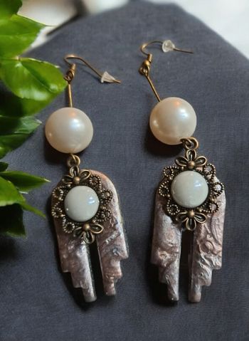 Boucles d'oreilles pendante baroque bronze et blanc
