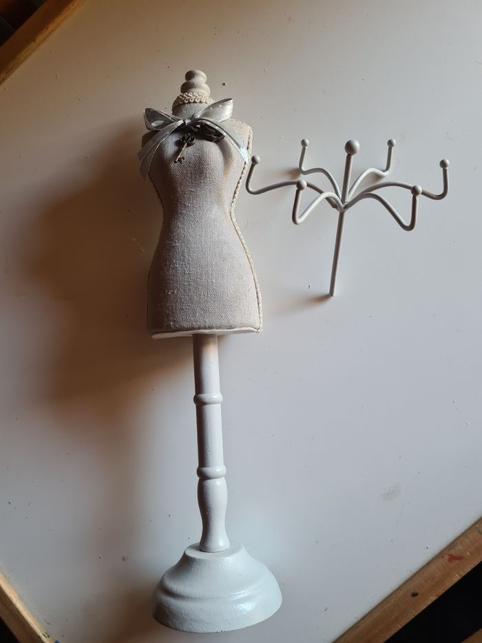 Buste porte bijoux. Gris.  42 cm. Qui se démonte - photo numéro 2