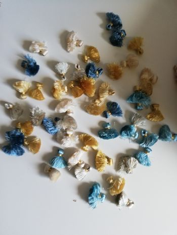 Lot de 50 pompons bleu jaune blanc pour loisirs créatifs