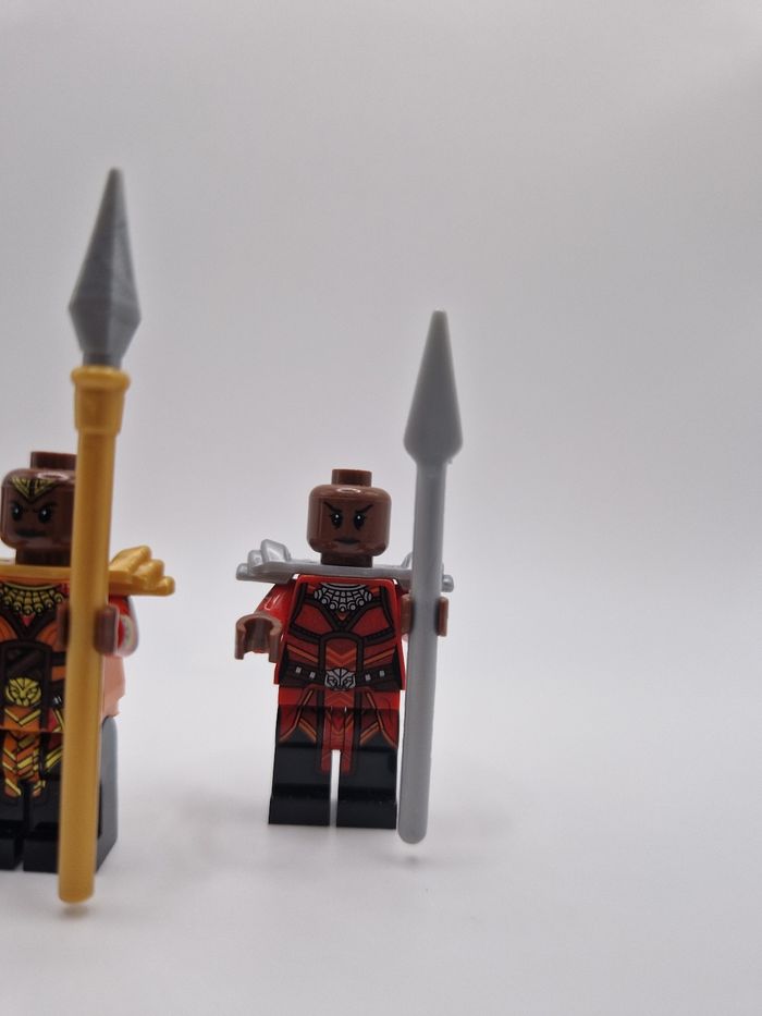 Figurines type lego Okoye générale du Wakanda + 2 guerrières du Wakanda Marvel - photo numéro 4