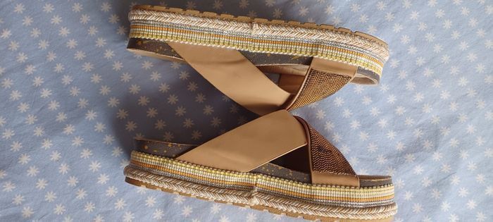 Claquettes femme Pointure 36 lisez bien l'annonce surtout - photo numéro 3