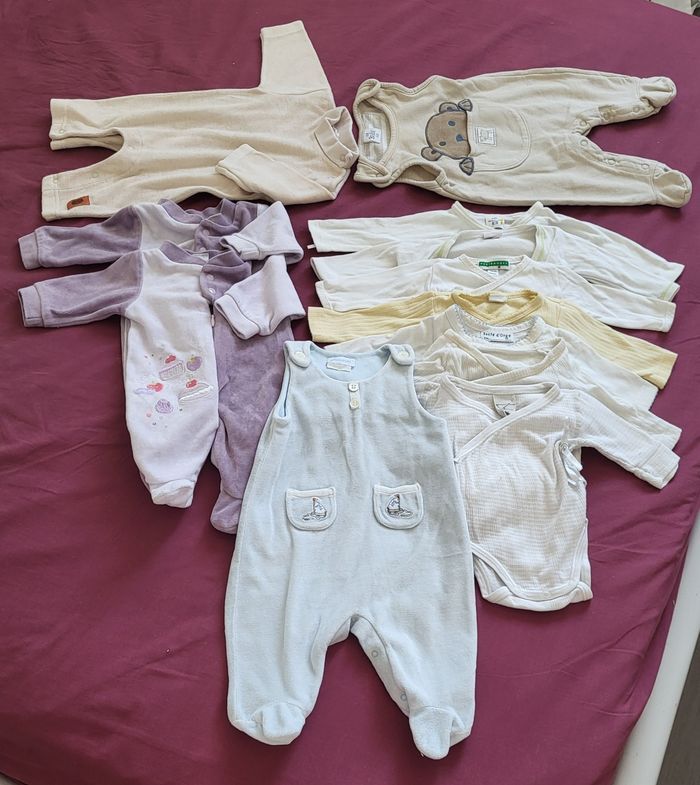 Lot de 12 vêtements pour bébé taille 0 - 1 mois