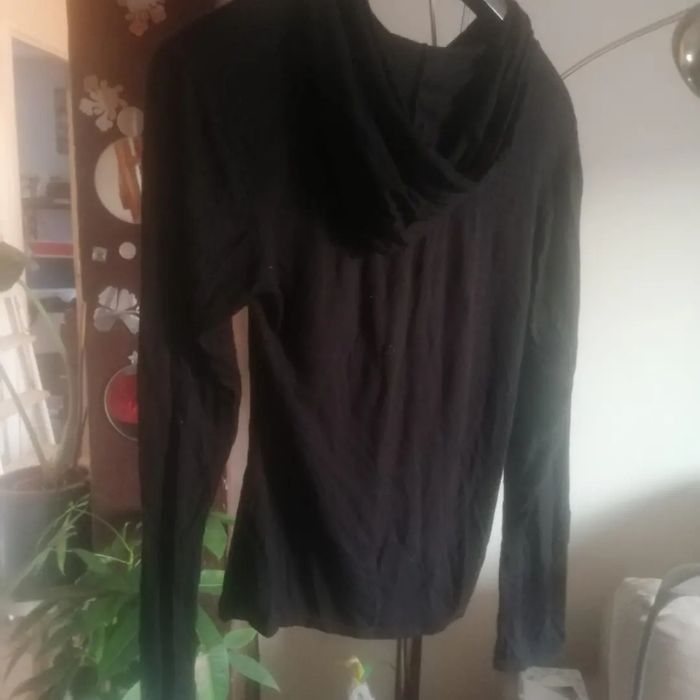 🌸Top noir péplum à capuche Taille 38 /40 "No speak English" 🌸 - photo numéro 3