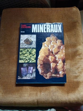 Livre sur les minéraux