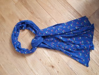 Echarpe en coton bleu avec cerises