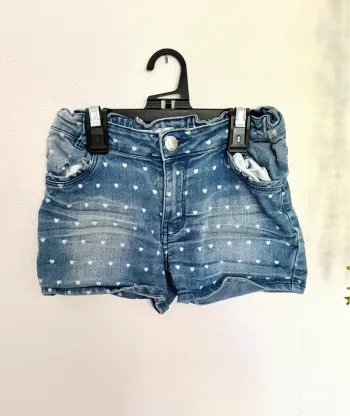 Très jolie short en jean à motif cœur pour petite fille