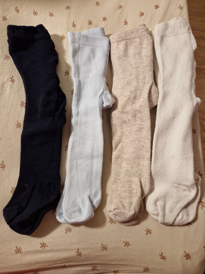 4 collants taille 3/6 mois.