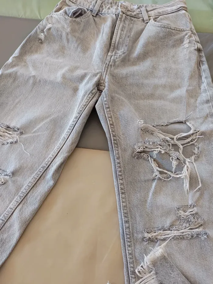Jean troué Bershka 36 - photo numéro 2