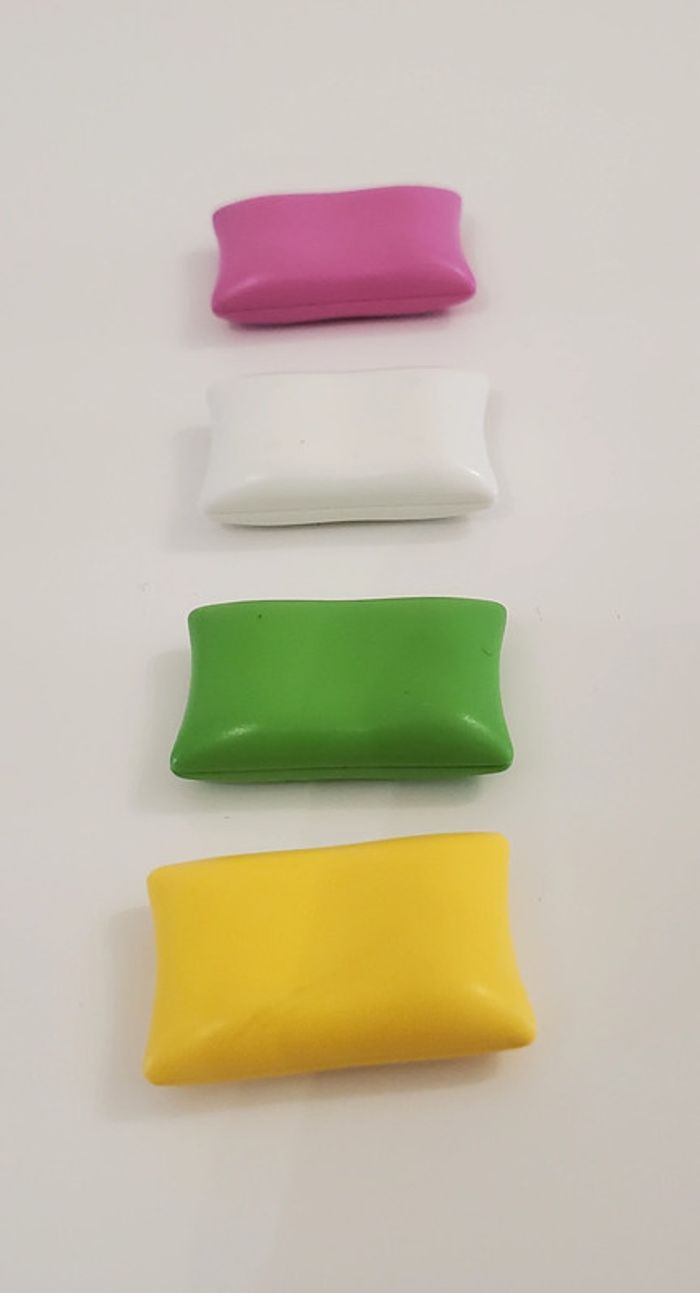 Playmobil Accessoires, Lot de 4 coussins salon, chambre  très bon état - photo numéro 2