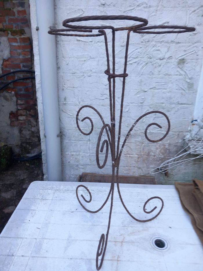 Pot de fleur sur pied