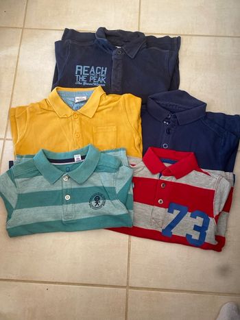 Lot de cinq polos à manches longues pour garçons en taille 4 ans