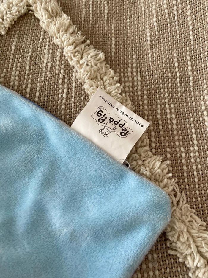 Peluche doudou plat 27cm Peppa Pig George petit frère cochon rose et bleu très bon état - photo numéro 4