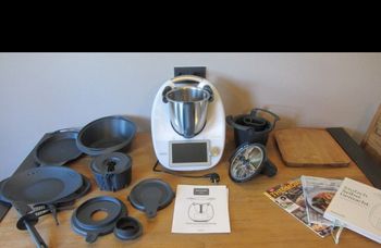 Thermomix TM6 blanc +2ème bol+ accessoires le tout en parfait état aucun défaut quelconque